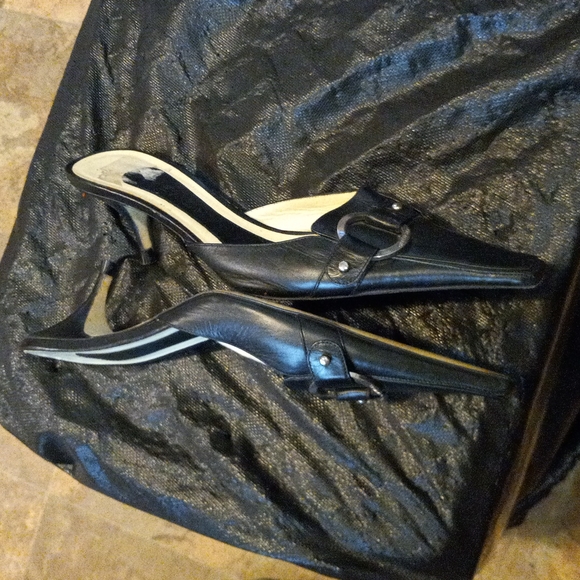 Givenchy black leather Squirtle Buckle in very good condition size 7.5 - Picture 6 of 7